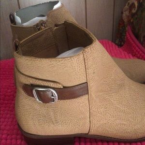 9 Airwalk by Avon Ankle Boots